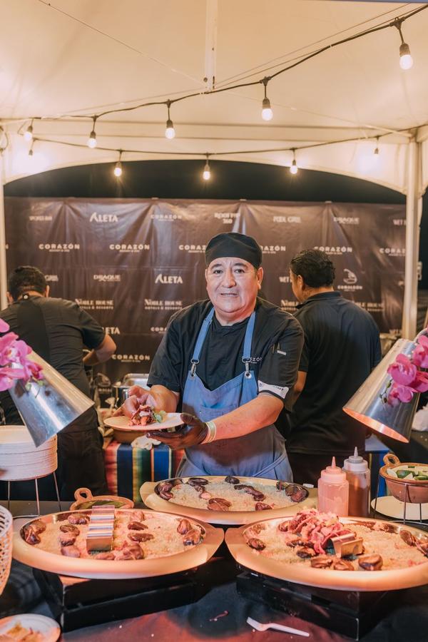 Chef atendiendo un stand en Sabor a Cabo