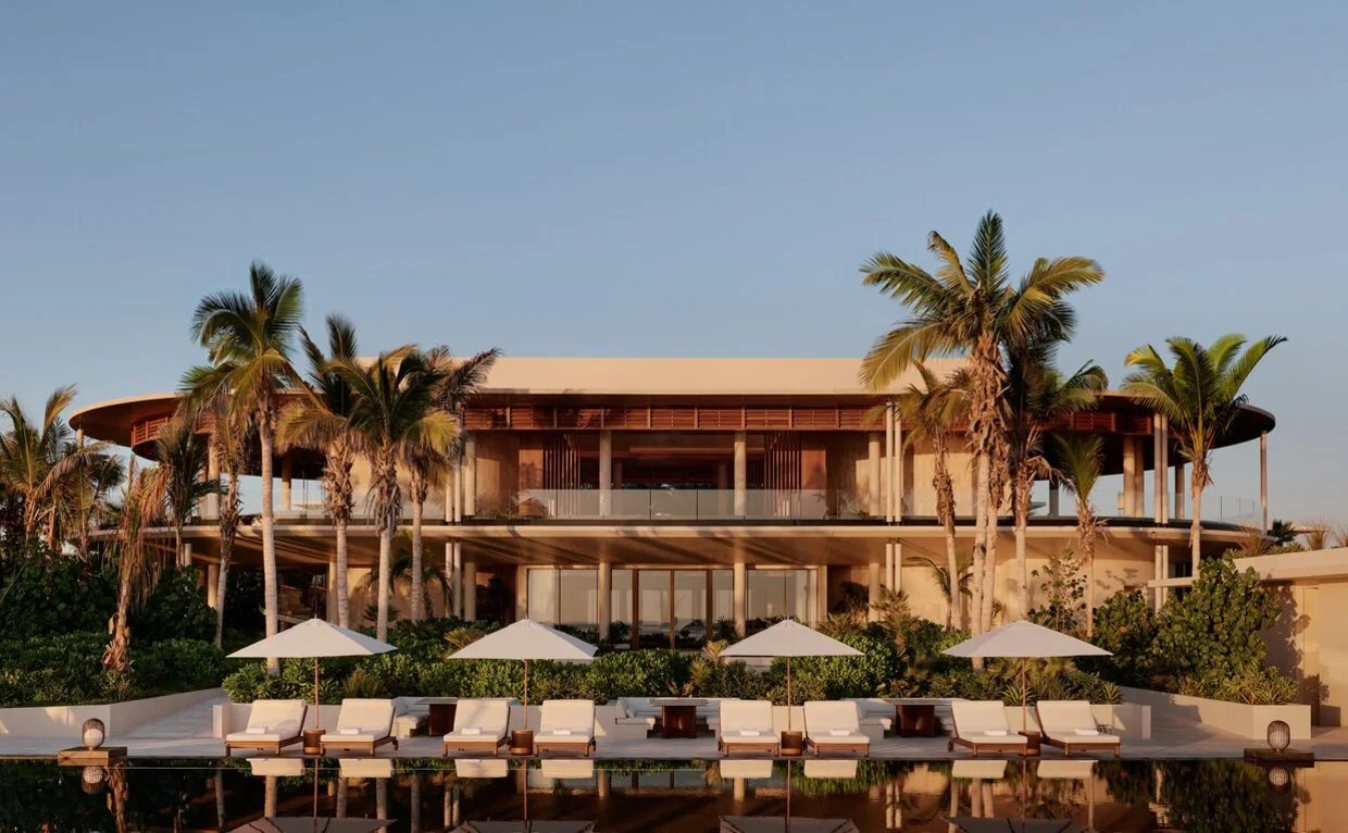 Casa Grande and poolside loungers at Amanvari